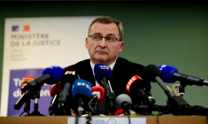 Le procureur de Lyon Thierry Dran donne une conférence de presse le 16 février 2026 sur le meurtre du jeune Quentin Deranque ( AFP / OLIVIER CHASSIGNOLE )