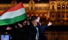 Peter Magyar, chef du parti conservateur pro-européen Tisza, salue ses partisans après sa victoire aux législatives, le 12 avril 2026 à Budapest, en Hongrie ( AFP / Ferenc ISZA )