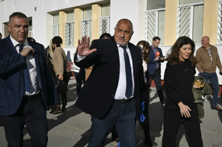 Le chef du parti Gerb et ancien Premier ministre Boïko Borissov après avoir voté aux élections législatives bulgares dans un bureau de vote à Sofia le 27 octobre 2024 ( AFP / Nikolay DOYCHINOV )