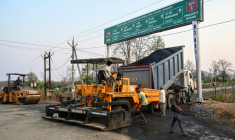 Des ouvriers construisent une route à Bijapur, dans l'État du Chhattisgarh, le 31 mars 2026 en Inde ( AFP / Shammi MEHRA )