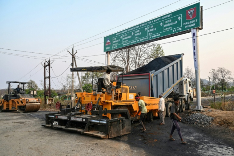 Des ouvriers construisent une route à Bijapur, dans l'État du Chhattisgarh, le 31 mars 2026 en Inde ( AFP / Shammi MEHRA )