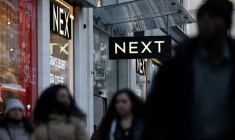 Des clients passent devant un magasin NEXT à Londres