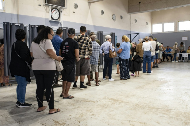 Des électeurs attendent pour voter dans le quartier de Rivière Salée à Nouméa, lors des élections provinciales, le 28 juin 2026 en Nouvelle-Calédonie ( AFP / Delphine MAYEUR )