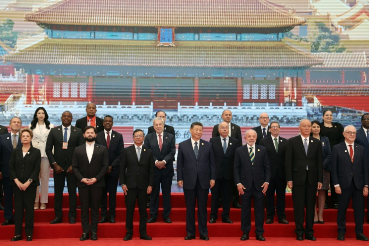 Photo de famille du président chinois Xi Jinping (c), de ses homologues brésilien Luiz Inacio Lula da Silva (3e d), chilien Gabriel Boric (2e g), colombien Gustavo Petro (3eg) et d'autres représentants avant l'ouverture de la 4e réunion ministérielle de la Celac à Pékin, le 13 mai 2025 ( POOL / FLORENCE LO )