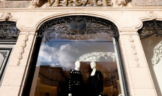 Le logo de la maison de mode Versace est visible à l'entrée d'un magasin à Bruxelles