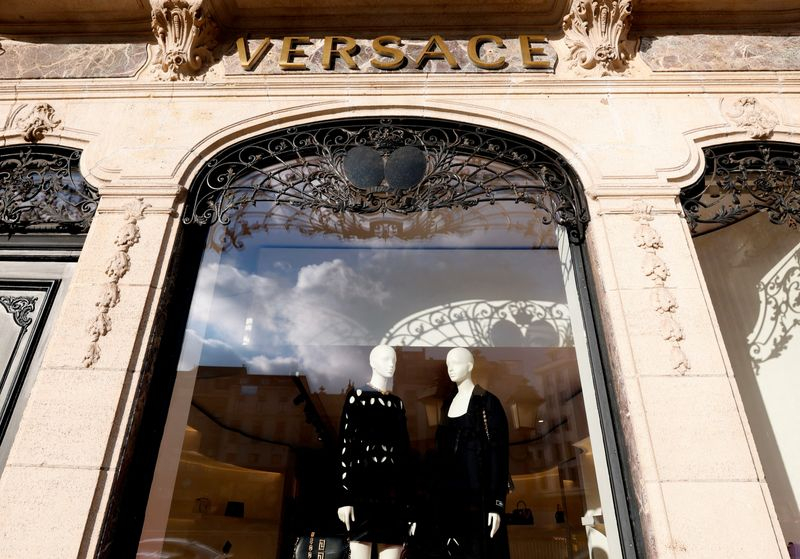 Le logo de la maison de mode Versace est visible à l'entrée d'un magasin à Bruxelles