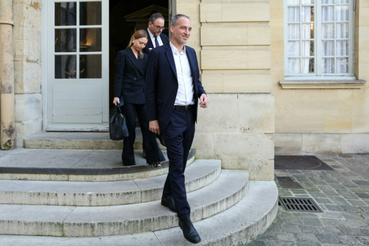 Le co-président de Place publique Raphaël Glucksmann, accompagné de l'eurodéputée Aurore Lalucq, co-présidente du parti, et du député Aurélien Rousseau, sort de l'hôtel Matignon après une réunion pour discuter du mode de scrutin proportionnel avec le Premier ministre François Bayrou, le 23 mai 2025 à Paris ( AFP / Thomas SAMSON )