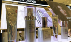 Un comptoir de cosmétiques Estee Lauder à Los Angeles
