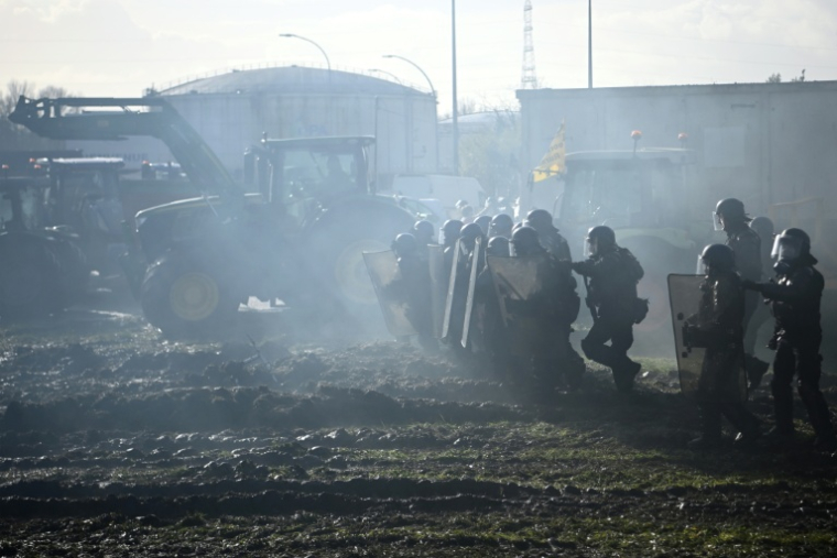Des gendarmes lors d'une intervention pour lever le blocage par des agriculteurs du dépôt de carburant de Bassens, près de Bordeaux, le 10 janvier 2026 ( AFP / Christophe ARCHAMBAULT )