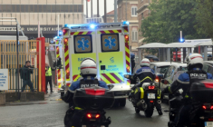 Une ambulance transportant des Français, évacués du navire MV Hondius où a été détecté un foyer d'hantavirus, arrive à l'hôpital Bichat à Paris, le 10 mai 2026 ( AFP / Xavier GALIANA )