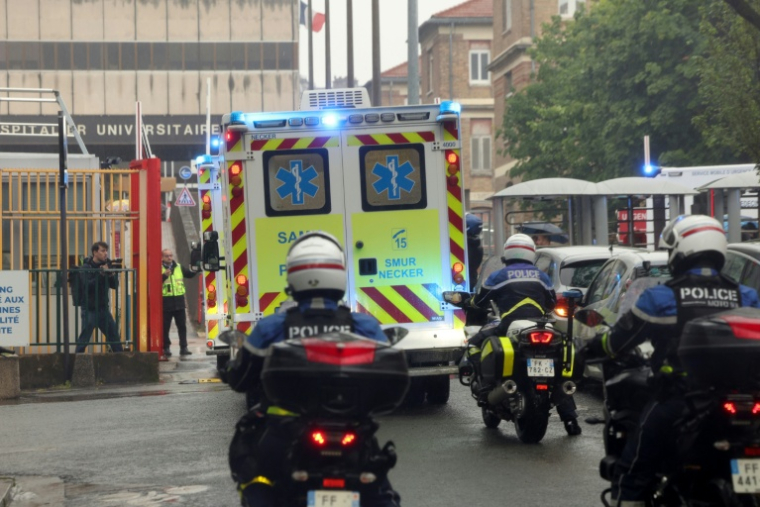 Une ambulance transportant des Français, évacués du navire MV Hondius où a été détecté un foyer d'hantavirus, arrive à l'hôpital Bichat à Paris, le 10 mai 2026 ( AFP / Xavier GALIANA )