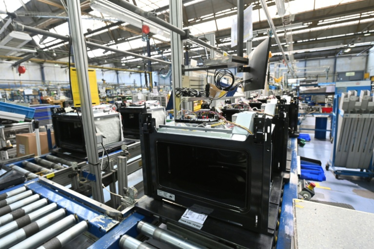 Une chaîne de montage de fours d'une usine Brandt, après l'annonce de la liquidation immédiate du groupe à Vendôme, le 11 décembre 2025 dans le Loir-et-Cher ( AFP / JEAN-FRANCOIS MONIER )