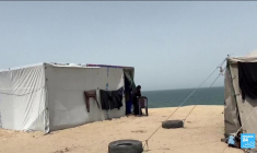 Évacuation de Rafah : les réfugiés palestiniens se massent à Deir El-Balah dans des camps de fortune