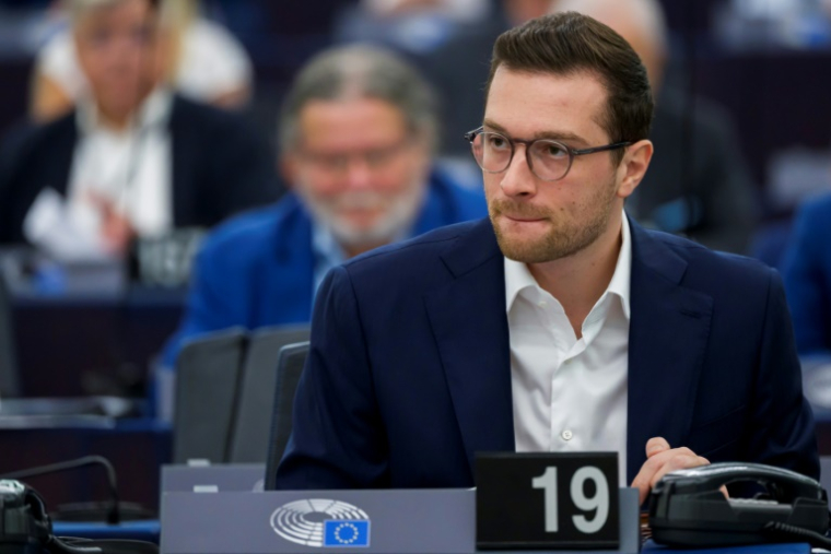 Le président du groupe des Patriotes et président du Rassemblement national, Jordan Bardella, lors d'un vote au Parlement européen à Strasbourg, le 9 juillet 2025 ( AFP / Jean-Christophe VERHAEGEN )
