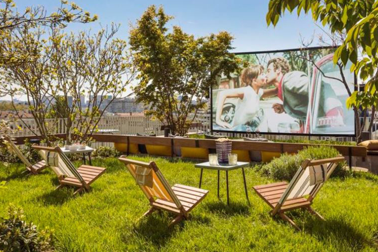 Où se faire une toile en plein air à Paris cet été ? Crédit photo : https://www.mk2hotelparadiso.com/fr/page/cinema-plein-air-paris