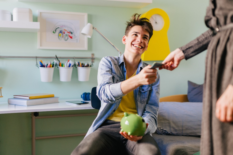 En France, 9 adolescents sur 10 reçoivent de l'argent de poche de la part de leurs parents (Crédit photo: © cherryandbees - stock.adobe.com)