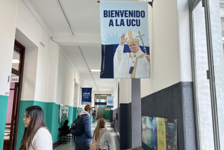Une photo du pape Léon XIV sur une affiche "Bienvenue à l’UCU" dans un couloir de l’Université catholique d’Uruguay (UCU), à Montevideo, le 16 octobre 2026 en Uruguay ( AFP / Giovanna FLEITAS )