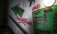 Des tarifs de stupéfiants peints sur le mur d'une cage d'escalier de la Cité des Olivier à Marseille, le 9 décembre 2025  ( AFP / Thibaud MORITZ )