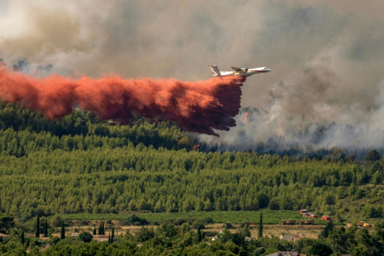 Un avion de lutte contre le feu, un Dash 8-Q400MR de la sécurité civile, à Pouzols-Minervois, dans l'Aude, le 2 juillet 2026 ( AFP / Idriss Bigou-Gilles )