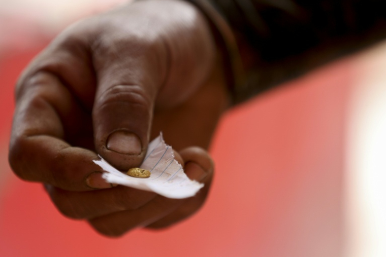 Un homme montre un morceau d'or extrait d'une mine d'or artisanale à El Dorado, dans une région gangrenée par les exploitations minières illégales et le crime organisé, au Venezuela, le 25 mai 2025 ( AFP / Pedro MATTEY )