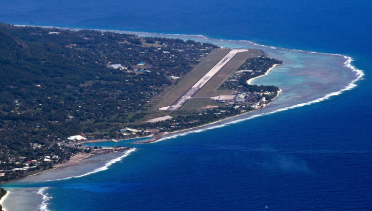 Une vue aérienne d'une piste d'atterrissage dans le nord de l'île de Rarotonga, la plus grande des Îles Cook, le 30 août 2012 ( AFP / Marty MELVILLE )