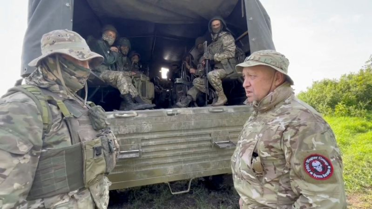 Le fondateur du groupe mercenaire privé Wagner, Evguéni Prigojine, s'entretient avec des militaires lors du retrait de ses forces de Bakhmut