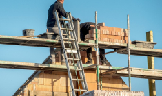 La menuiserie-serrurerie enregistre le plus fort recul (-4,5%), suivi de la maçonnerie (-4%) ( AFP / PHILIPPE HUGUEN )