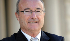 Jacques Bompard, alors maire d'Orange, le 6 décembre 2013 devant la mairie d'Orange, dans le Vaucluse ( AFP / ANNE-CHRISTINE POUJOULAT )