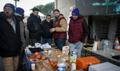 Jérôme Bayle (2e à partir de la droite), figure de la contestation, en compagnie d'agriculteurs, à Carbonne, le 22 décembre 2025 ( AFP / Valentine CHAPUIS )