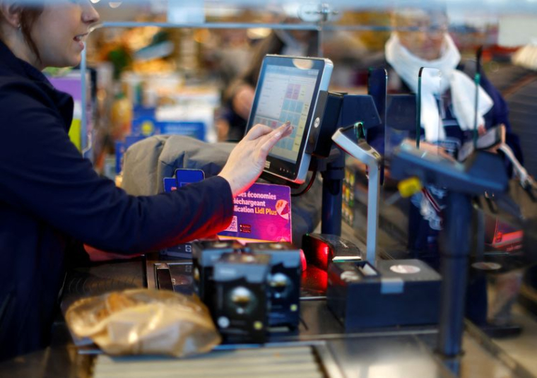 Une caissière dans un supermarché Lidl