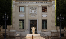 LE GOUVERNEUR DE LA BANQUE D'ESPAGNE PRÔNE DES FUSIONS BANCAIRES