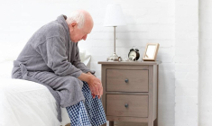 Retraite : comment aménager la chambre d'une personne âgée ? / iStock.com - Dean Mitchell