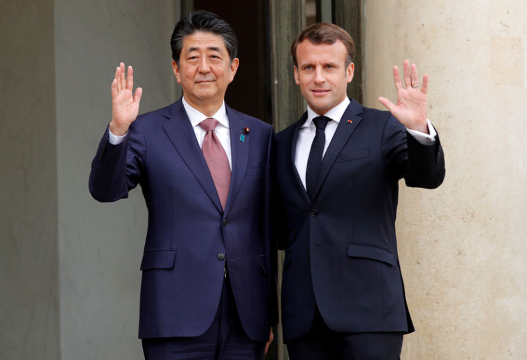 RENAULT-NISSAN: MACRON DIRA À ABE SON SOUHAIT DE FAIRE AVANCER L'ALLIANCE