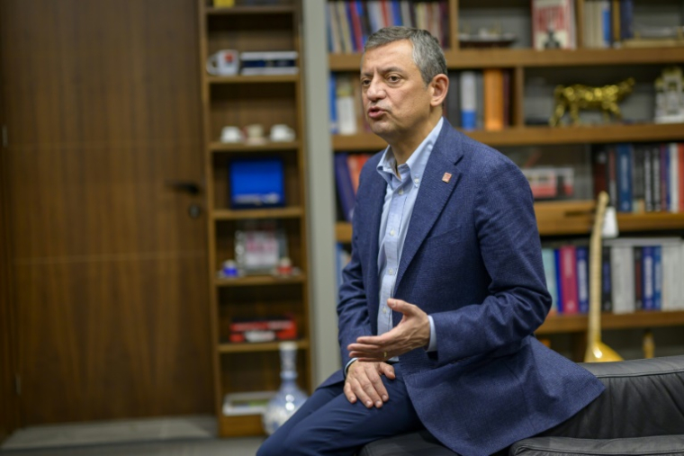 Özgür Özel, le chef du Parti républicain du peuple (CHP), principale force de l'opposition turque, lors d'un entretien avec l'AFP, le 9 avril 2025 à Istanbul ( AFP / Yasin AKGUL )