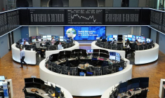 Le graphique de l'indice allemand des prix des actions DAX est photographié à la bourse de Francfort