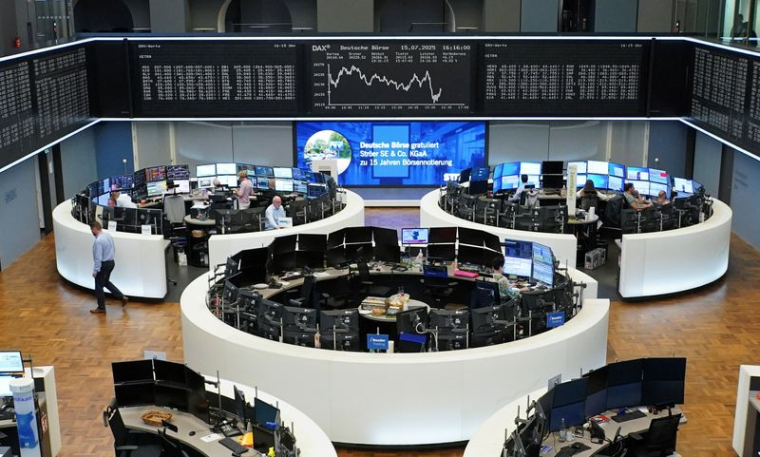 Le graphique de l'indice allemand des prix des actions DAX est photographié à la bourse de Francfort