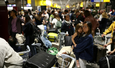 Les voyageurs s'agglutinent dans le terminal 3 de l'aéroport de Londres-Heathrow pendant une panne du contrôle aérien, le 8 septembre 2026 ( AFP / Henry NICHOLLS )