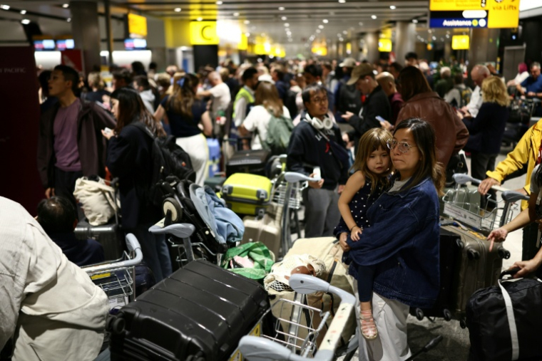Les voyageurs s'agglutinent dans le terminal 3 de l'aéroport de Londres-Heathrow pendant une panne du contrôle aérien, le 8 septembre 2026 ( AFP / Henry NICHOLLS )