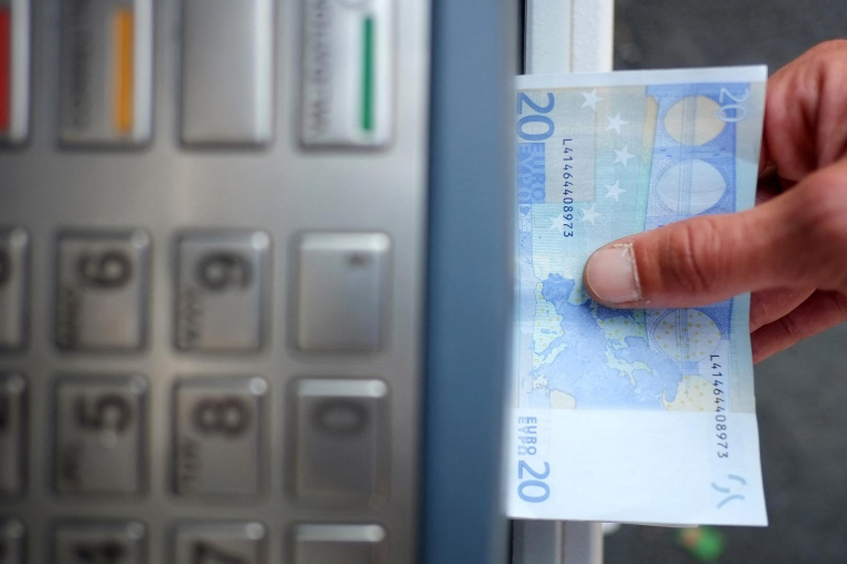 Selon Bercy, l'inflation (mesurée à 5,9% sur un an en août par l'Insee) devrait "atteindre un niveau proche de 3% à la fin 2023" ( AFP / JEAN-SEBASTIEN EVRARD )