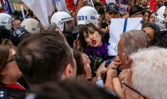 Des manifestants réunis à Izmir, dans le sud de la Turquie, pour protester contre un coup de filet anti LGBT la veille, sont dispersés par la police, le 14 septembre 2026 ( AFP / Murat Kocabas )