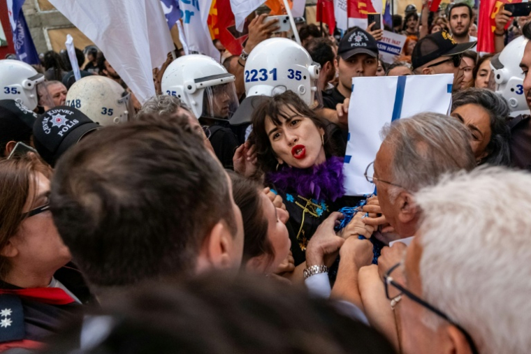 Des manifestants réunis à Izmir, dans le sud de la Turquie, pour protester contre un coup de filet anti LGBT la veille, sont dispersés par la police, le 14 septembre 2026 ( AFP / Murat Kocabas )