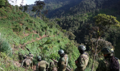 Des membres de l'armée participent à une opération contre l'extraction minière illégale à Buenos Aires, dans la province d'Imbabura, en Equateur, le 27 mai 2026 ( AFP / Galo Paguay )
