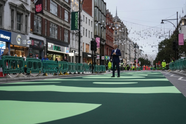 Le maire de Londres Sadiq Khan sur la partie piétonne d'Oxford Street le 26 octobre 2026 ( AFP / CARLOS JASSO )