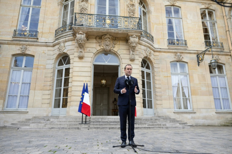 Le Premier ministre Sébastien Lecornu à Matignon le 10 avril 2026, à Paris ( POOL / Ian LANGSDON )