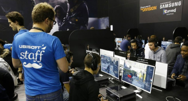 Des personnes jouent à Tom Clancy’s The Division, publié par Ubisoft, le 28 octobre 2015 à Paris. (© P. Kovarik / AFP)