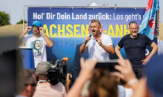 Le candidat de l'Alternative pour l'Allemagne (AfD) pour les élections régionales de Saxe-Anhalt, Ulrich Siegmund lors d'un rassemblement de campagne à Jessnitz, le 28 juin 2026 dans l'est de l'Allemagne ( AFP / Jens SCHLÜTER )