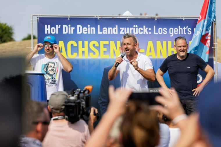 Le candidat de l'Alternative pour l'Allemagne (AfD) pour les élections régionales de Saxe-Anhalt, Ulrich Siegmund lors d'un rassemblement de campagne à Jessnitz, le 28 juin 2026 dans l'est de l'Allemagne ( AFP / Jens SCHLÜTER )