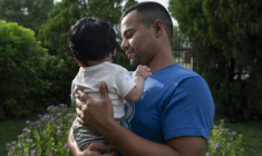 José Contreras, 30 ans, portant son fils de quatre mois à Edinburg au Texas, le 10 juillet 2026 ( AFP / Gabriel V. Cardenas )