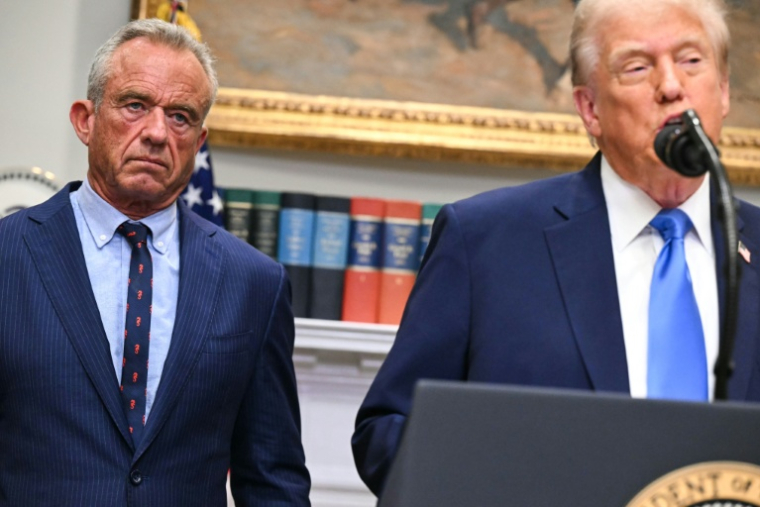 Le président américain Donald Trump et le ministre de la Santé Robert F. Kennedy Jr. (g) à la Maison Blanche, le 22 septembre 2025 à Washington ( AFP / SAUL LOEB )