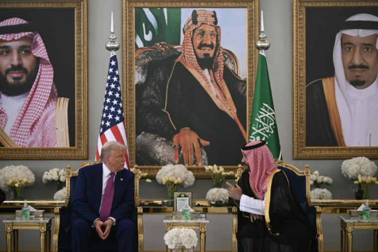 Le prince héritier saoudien Mohammed ben Salmane (d) et le président américain Donald Trump à Ryad, le 13 mai 2025 ( AFP / Brendan SMIALOWSKI )